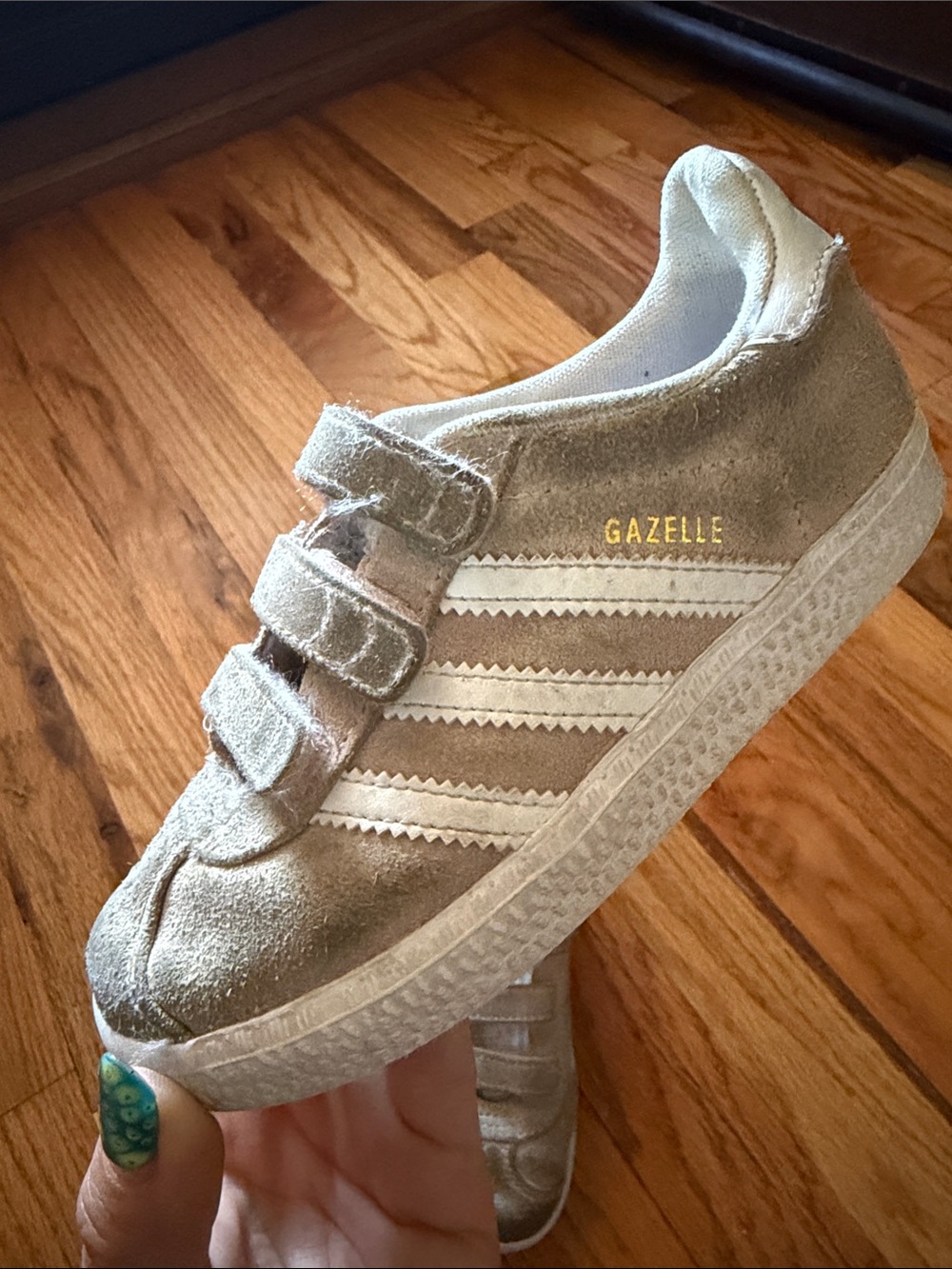 adidas Originals Kids Gazelle Velcro Sneakers in light pink and White - Picture 2 of 8